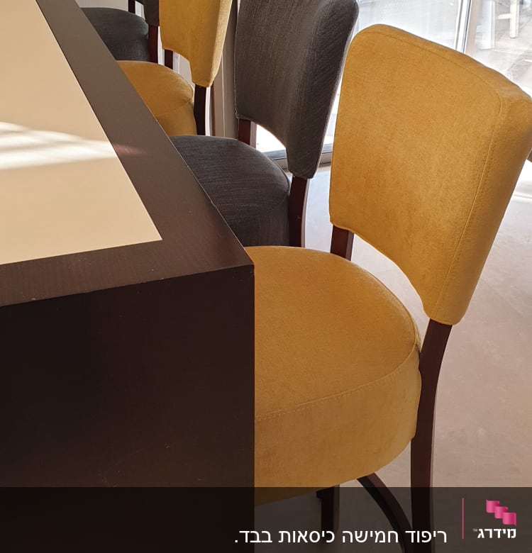 כיסאות מרופדים בצבעים שונים ליד שולחן